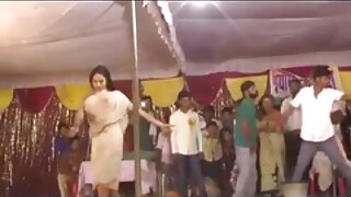 ಸ್ಯಾಸಿ ಗೃಹಿಣಿ ತನ್ನ ರಸಭರಿತವಾದ ನಿನ್ನೀಸ್ ಮತ್ತು ಆರ್ದ್ರ ಪುಸಿಯನ್ನು ಬಹಿರಂಗಪಡಿಸಲು ಸಿದ್ಧವಾಗಿದೆ